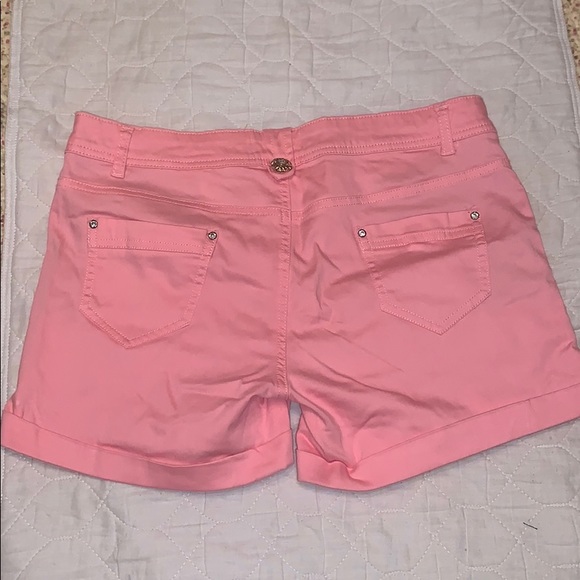 MISS MORENA women’s shorts in pink - Picture 3 of 3